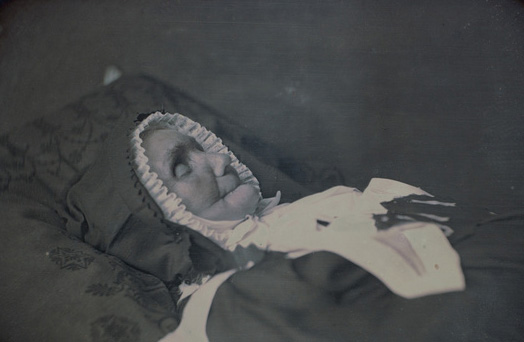 PORTRAIT(S) — Rendre présent l’absent : la photographie post-mortem 