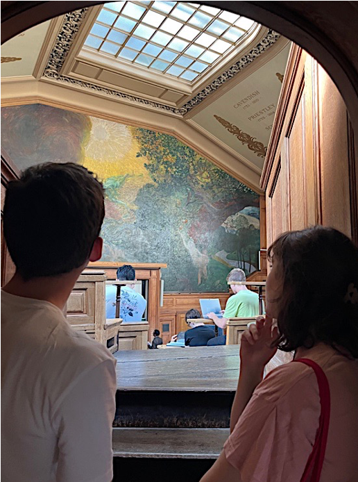 MICROCOSME — Les décors peints des amphithéâtres de la Nouvelle Sorbonne, théâtres de vie&nbsp;étudiante