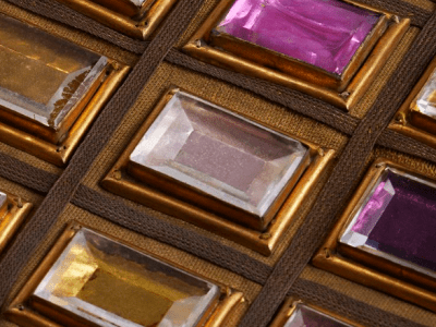 FAUX – L’éclat du toc. Retour sur l’exposition « Bijoux de scène de la Comédie française » à l’École des Arts Joailliers ou comment le quatrième mur réhabilite les bijoux de&nbsp;pacotille