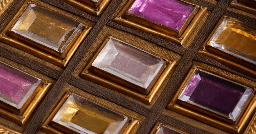 FAUX – L’éclat du toc. Retour sur l’exposition « Bijoux de scène de la Comédie française » à l’École des Arts Joailliers ou comment le quatrième mur réhabilite les bijoux de&nbsp;pacotille